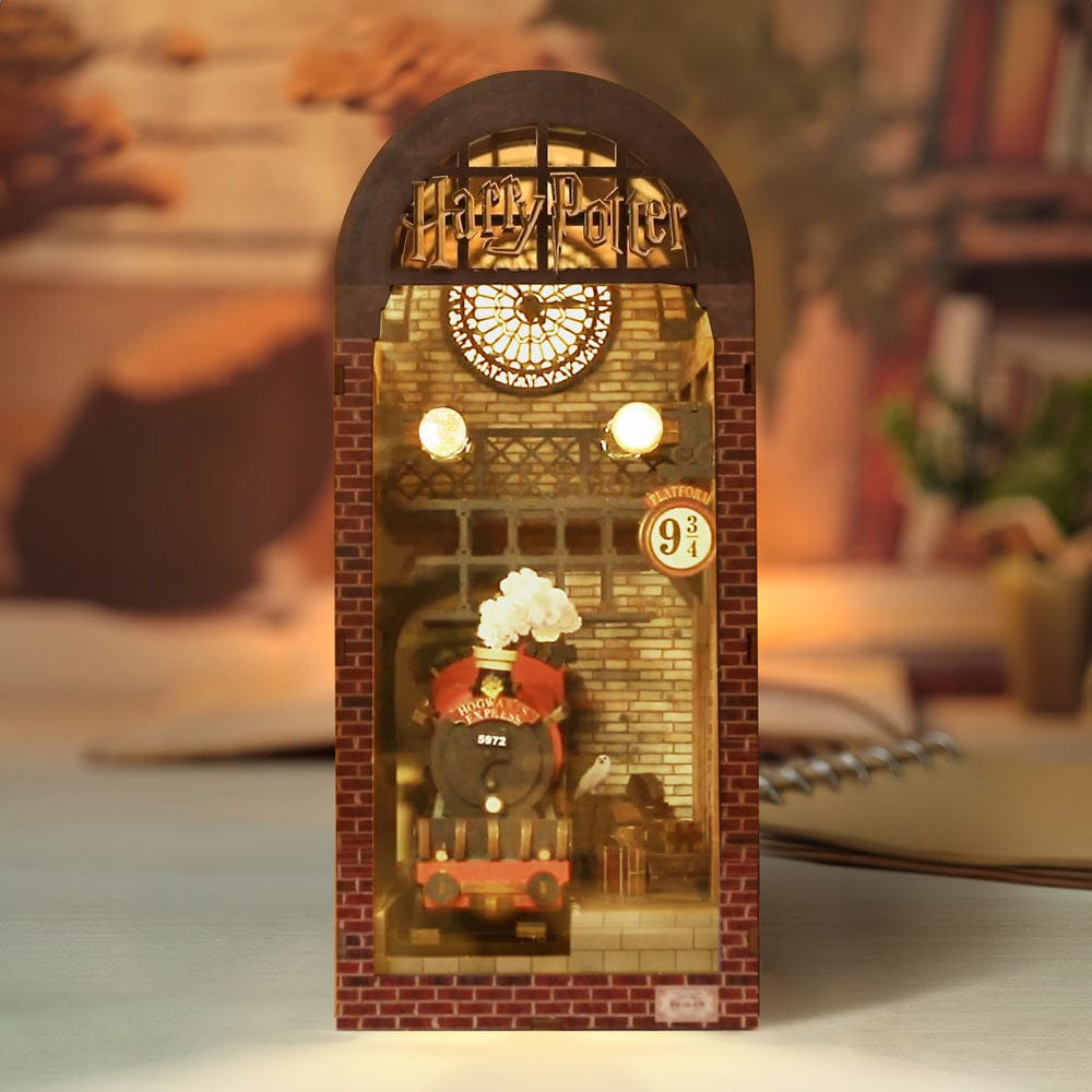 Book Nook Kits 344 Pieces | 25.5×11×18.0cm (10" x 4.3" x 7.1") Harry Potter: Platform 9¾: Hogwarts Express Station - DIY Book Nook Kit